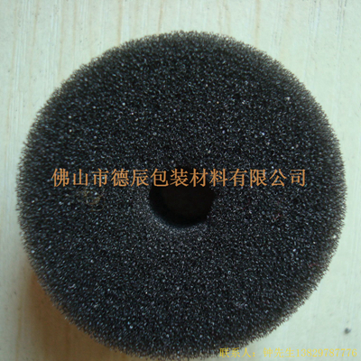過(guò)濾海綿也稱網(wǎng)狀海綿，爆破海綿。聚氨酯過(guò)濾海綿由普通開(kāi)孔軟泡高溫爆破開(kāi)孔加工而成，爆破除掉了泡沫網(wǎng)絡(luò)之間原有的氣泡膜，得到了主體骨架網(wǎng)狀結(jié)構(gòu)。
過(guò)濾海綿的空隙率高達(dá)97%，具有優(yōu)異的透氣性、良好的柔軟性和較高的機(jī)械強(qiáng)度。
