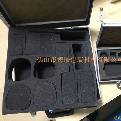海綿內(nèi)托對各行各業(yè)產(chǎn)品起到絕緣、密封、防震、防塵、填充、隔音、固定，能夠保護(hù)包裝產(chǎn)品在運(yùn)輸過程中安然無恙，起到保護(hù)產(chǎn)品的一個(gè)作用，同時(shí)可以美化產(chǎn)品，提升產(chǎn)品檔次。