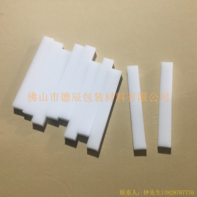 醫(yī)用防護(hù)面罩的海綿主要起到緩沖面部（主要是額頭）與PVC膠片的作用，起到密封的作用，因?yàn)楹＞d柔軟的特點(diǎn)，從而讓額頭與膠片完美的貼合，加上海綿柔軟與舒適性使得醫(yī)生在佩戴面罩的時(shí)候非常舒適。